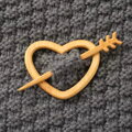 Dřevěná brož Srdce se šípem 3923