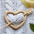 Dřevěná brož Srdce se šípem 3923